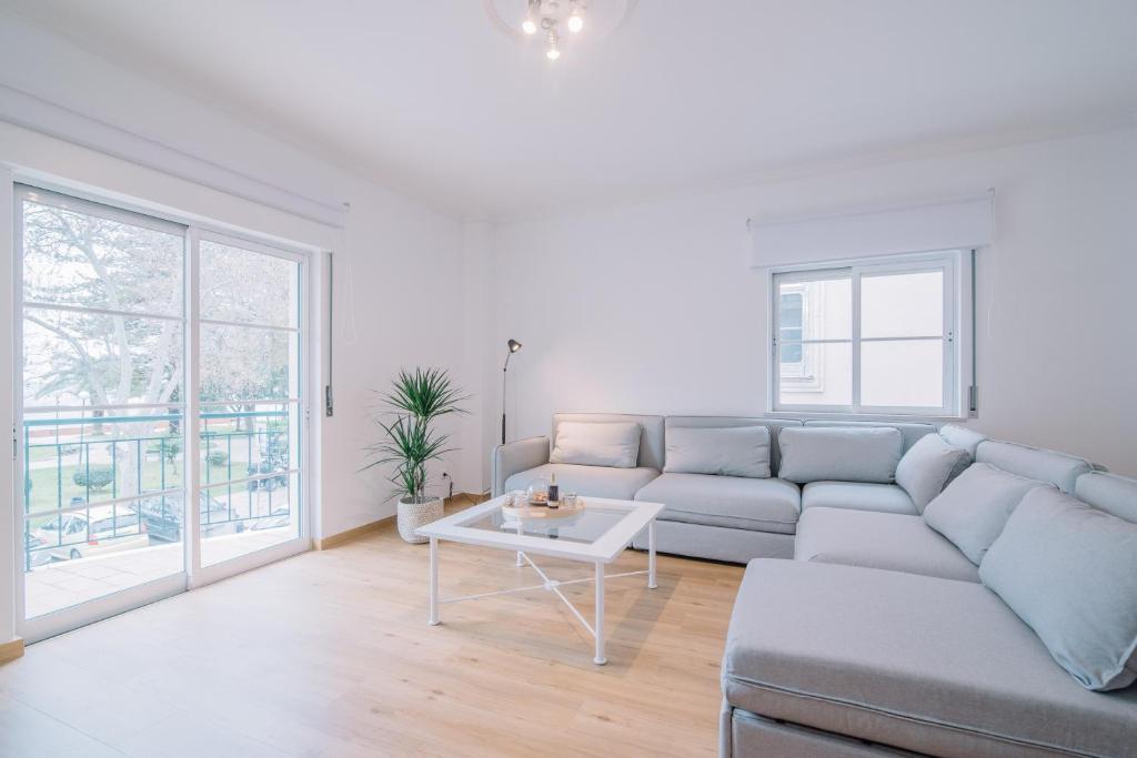 オリョンにあるCasa do Jardimのソファとテーブルのあるリビングルーム