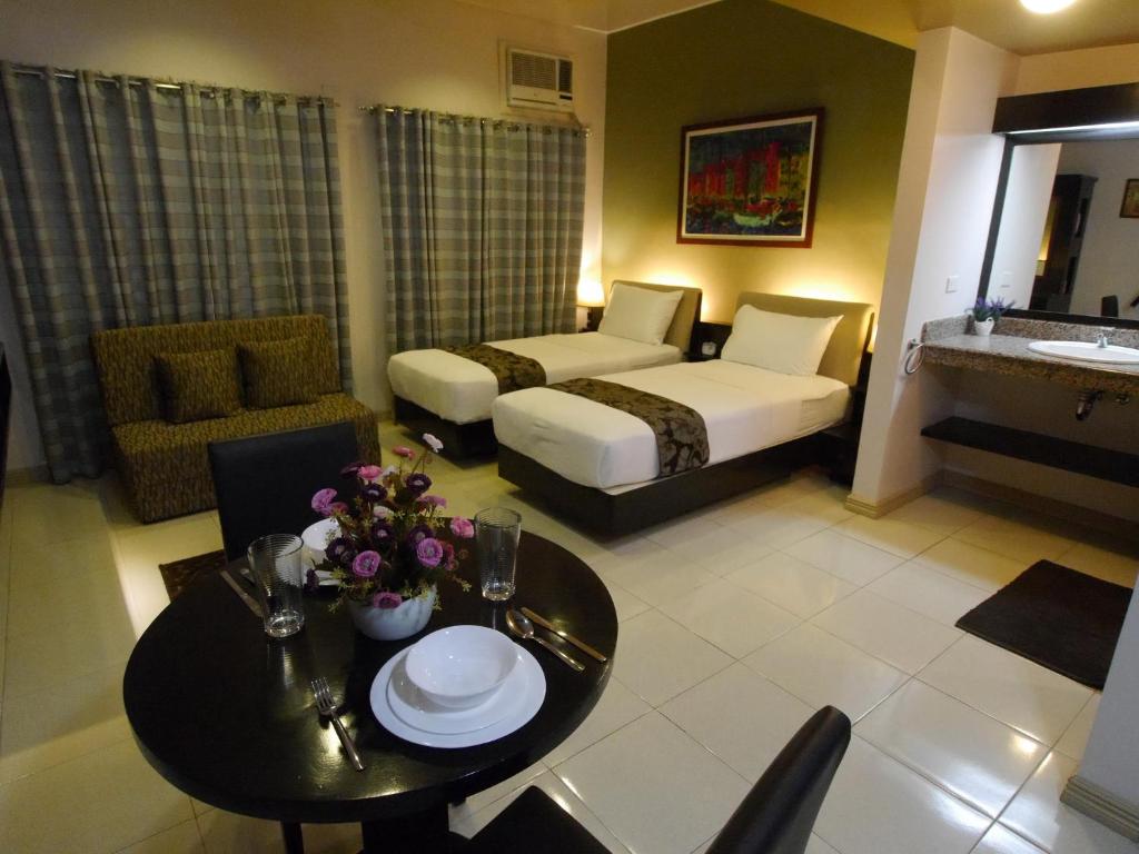 Postel nebo postele na pokoji v ubytování New Manila Suites