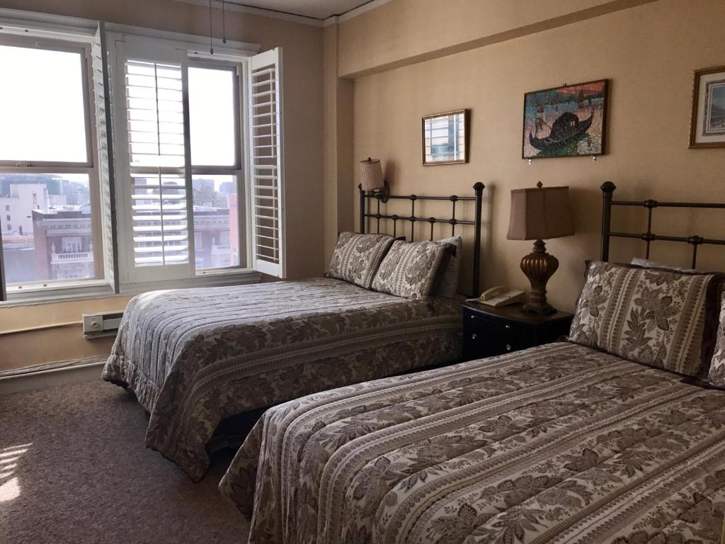 מיטה או מיטות בחדר ב-Mayflower Hotel