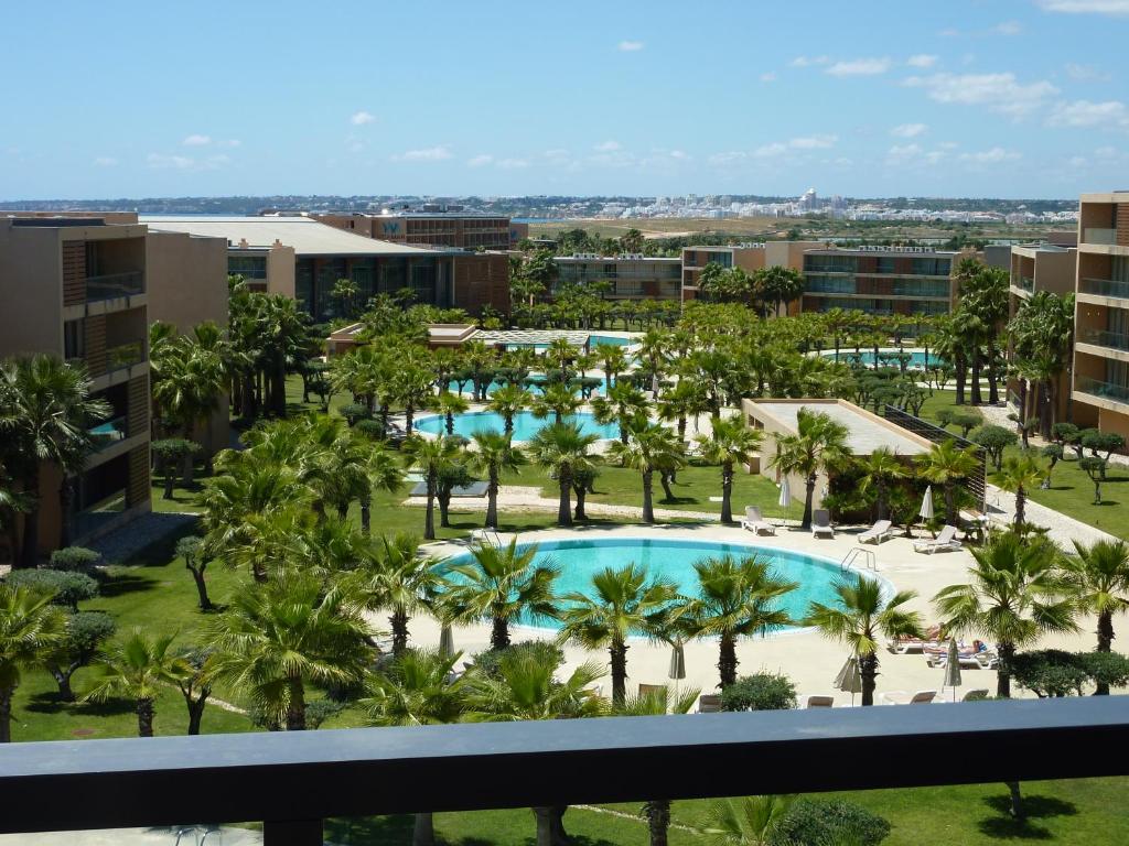 Výhled na bazén z ubytování Vila das Lagoas - Herdade dos Salgados nebo okolí