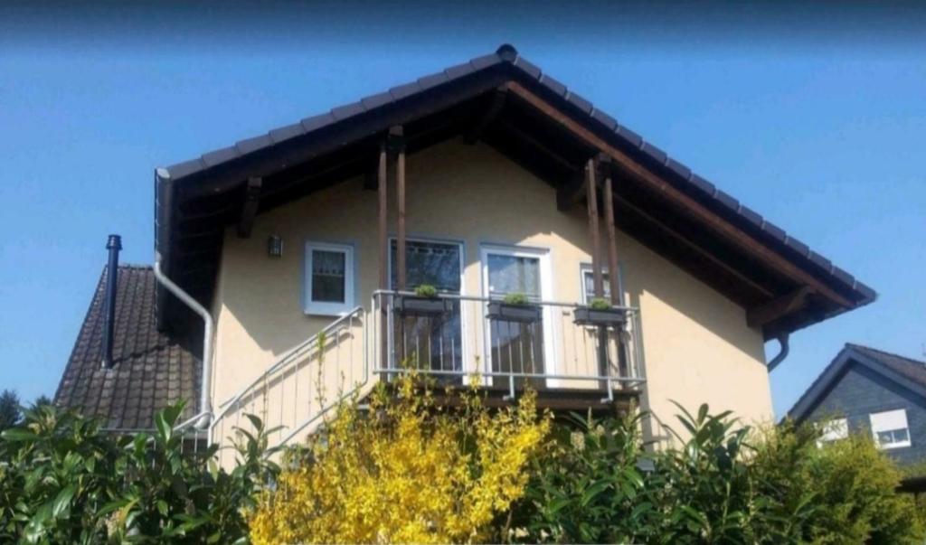 a house with a balcony on the side of it at Ferienwohnung Doria in Windeck