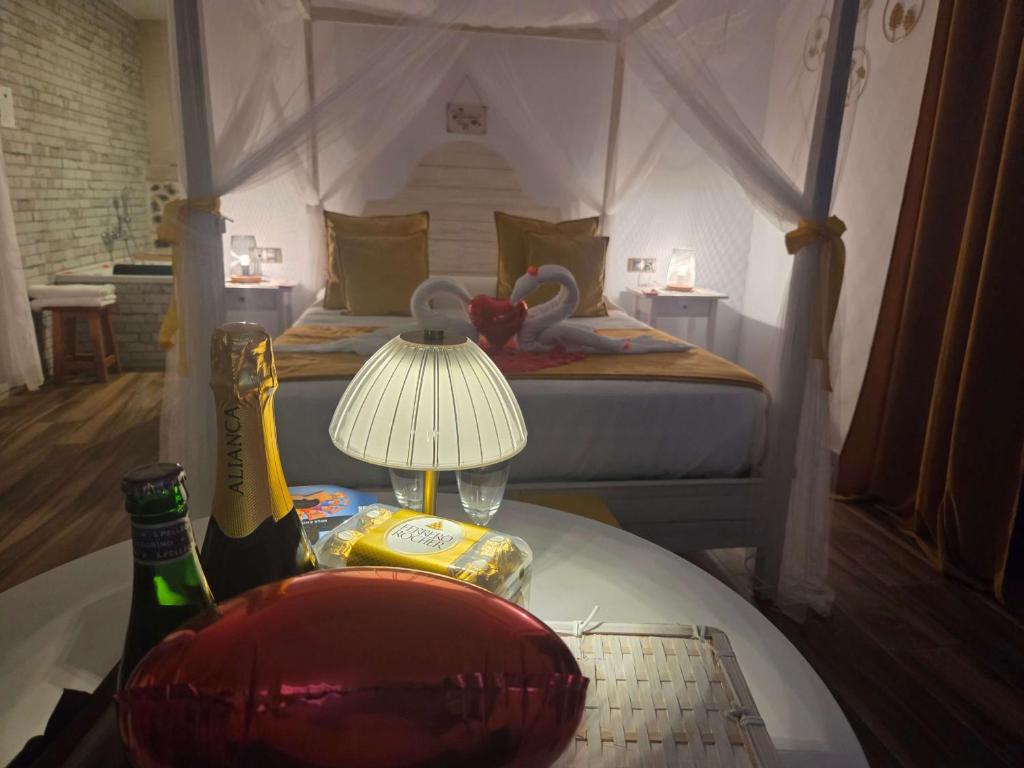 a bedroom with a bed and a table with a lamp at Habitación ideada para parejas con Jacuzzi, desayuno romántico y opción de cenas en su restaurante in Villamiel
