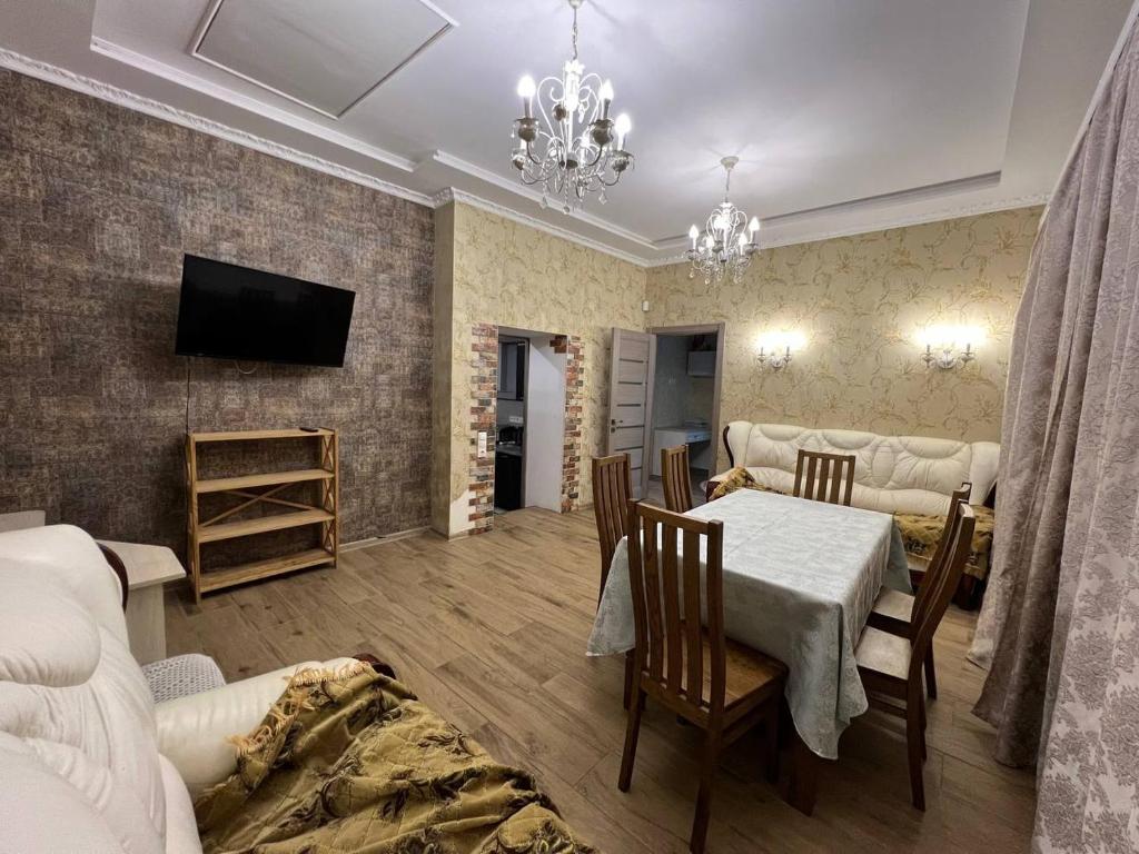 Femily Haven 5-Room Apartment фото 4