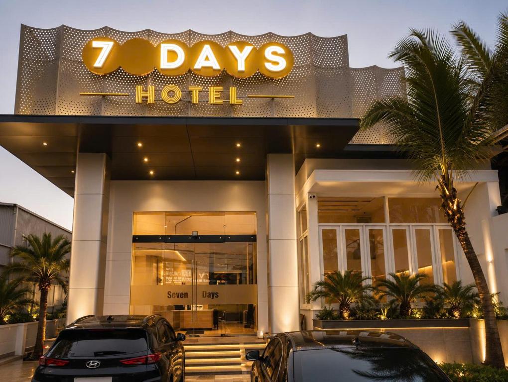 two cars parked in front of a hotel at Hotel 7 Days Duc Hoa in Ấp Bình Tả (2)