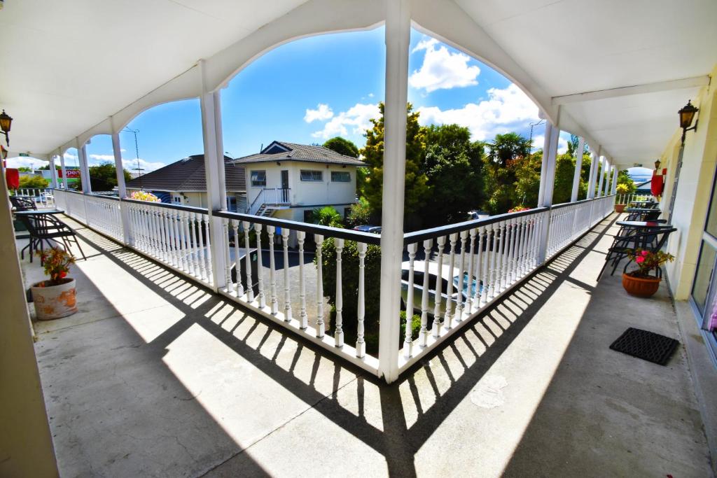 una vista desde el balcón de una casa en Union Victoria Motel, en Rotorua