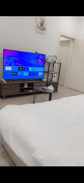 a living room with a tv and a bed at Ksa2 in Hail