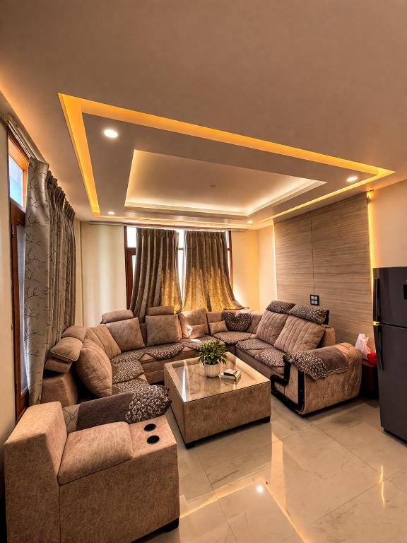 ein Wohnzimmer mit Sofa und Tisch in der Unterkunft PiNE&PEAK in Shimla