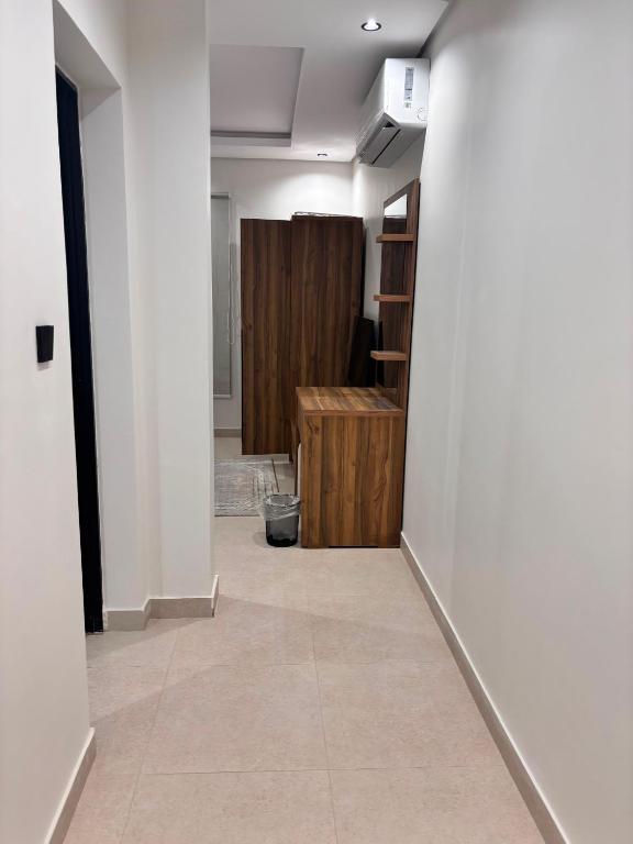 an empty room with a hallway with a wooden cabinet at ايراد للشقق المفروشه in Dammam