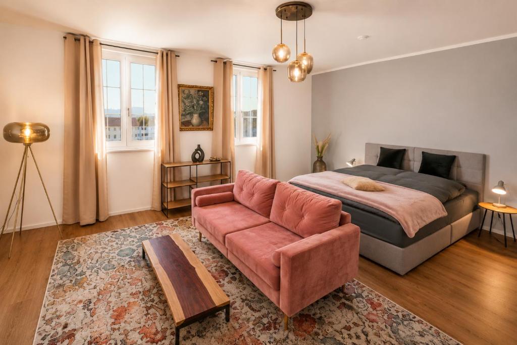 ein Schlafzimmer mit einem Bett und einer Couch in der Unterkunft Schängel Chic 21 in Koblenz