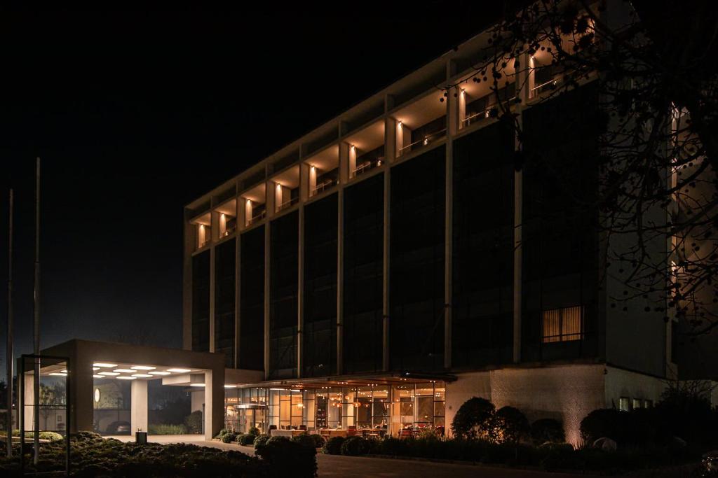 a building at night with lights on it at Hotel Parada Linares in Linares