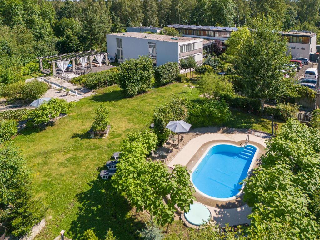 an overhead view of a swimming pool in a yard at Spa Sanatorium Dr Peták in Františkovy Lázně