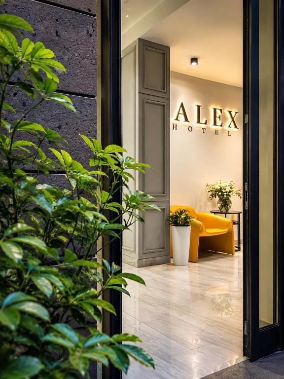 eine Lobby mit einer gelben Couch in einem Zimmer in der Unterkunft Alex Hotel in Yerevan
