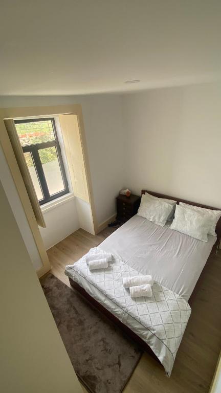 a bedroom with a bed with two towels on it at Relaxing House in Lever
