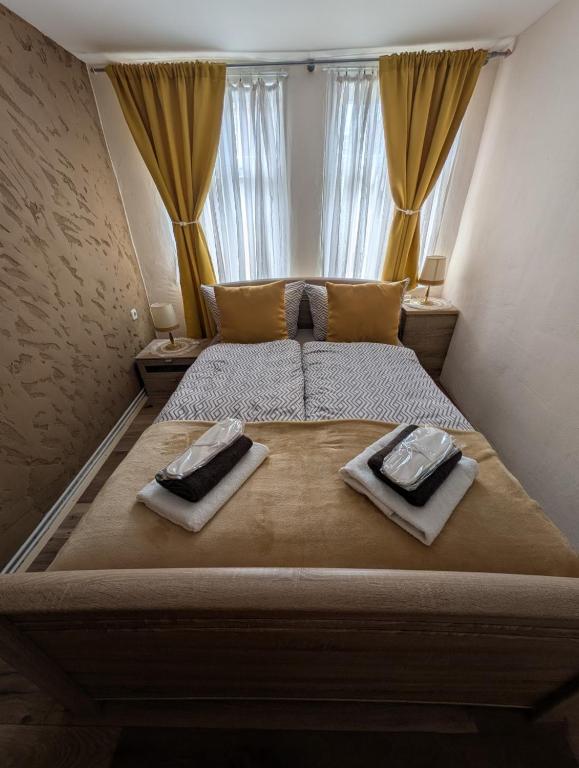 a bedroom with a large bed with two towels on it at Töpferhäuschen Tangermünde in Tangermünde