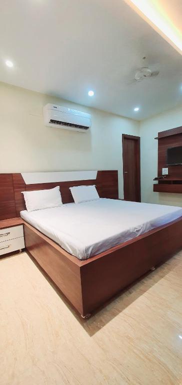 a bedroom with a large bed in a room at hotel celebrations in Jāmb