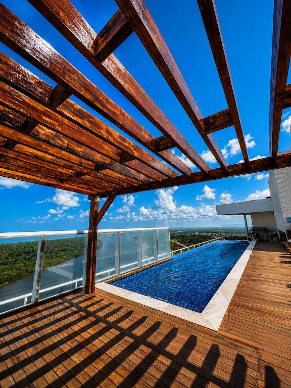 Blick von der Terrasse eines Hauses mit Swimmingpool in der Unterkunft Silverton Flats Paiva Experience in Recife
