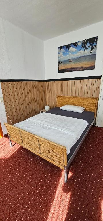 ein Schlafzimmer mit einem großen Bett in einem Zimmer in der Unterkunft Miniapartement in Netzschkau