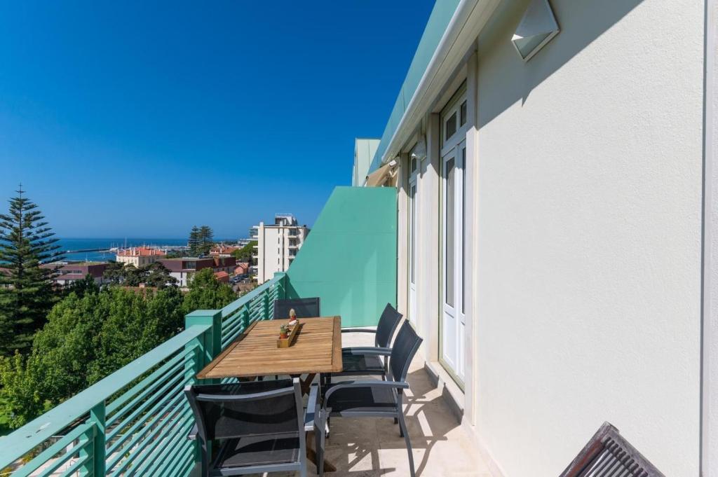 3 Bedroom House in Cascais, 15 min walking to beach with parking spot