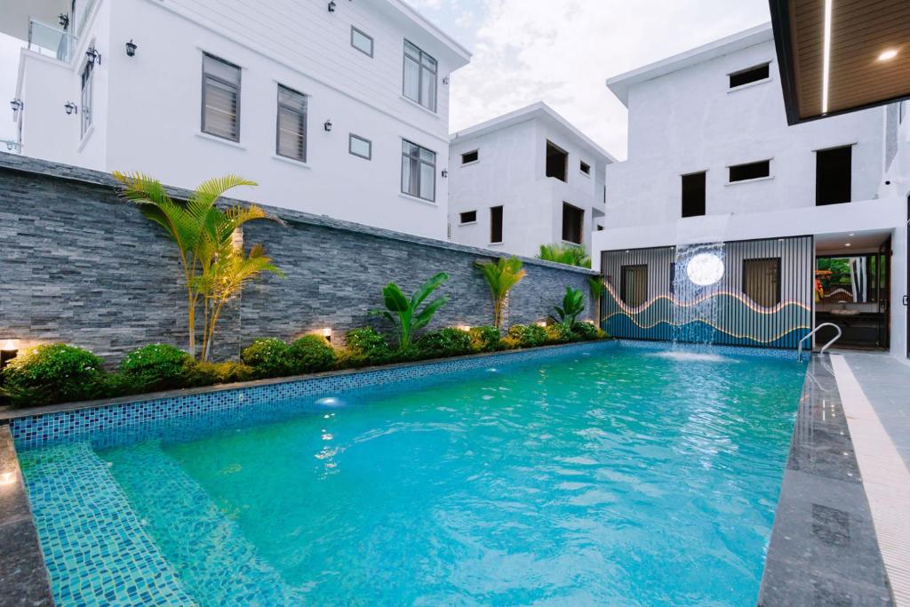 a swimming pool in front of a building at Biệt Thự FLC Sầm Sơn 7PN VIP BT43-02 in Sầm Sơn