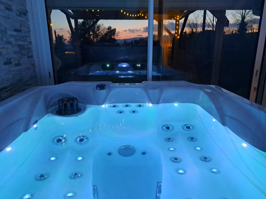 ein Whirlpool mit Blick auf den Sonnenuntergang in der Unterkunft Adorelys séjour bien être - spa et massage in Saint-Cassien