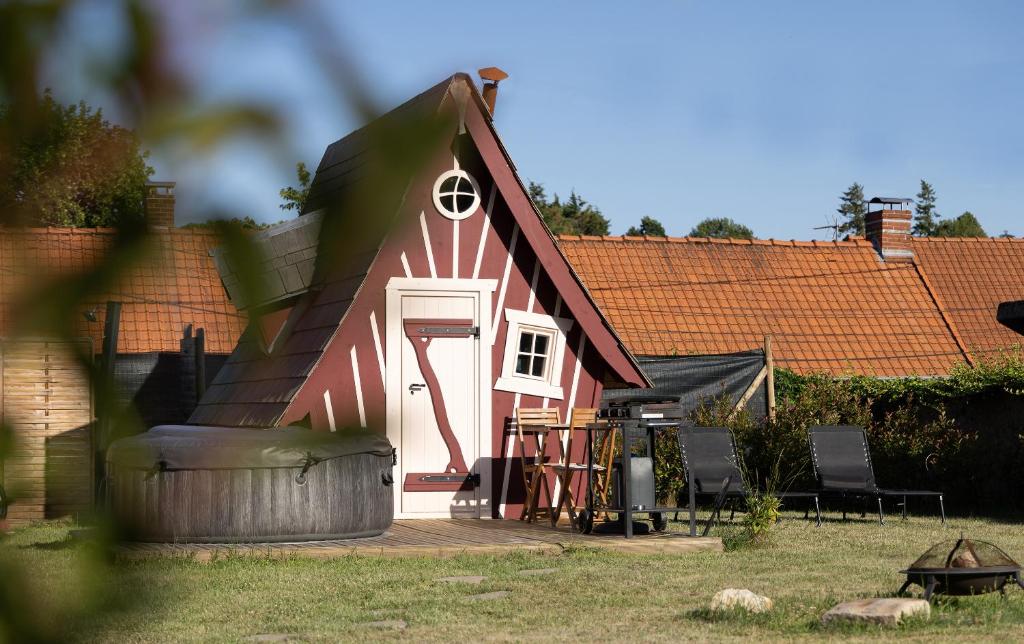 a red and white barn with a white door at La cabane féerique in Ames