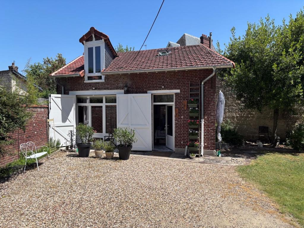 a red brick house with a white door at Grange d'époque à Chantilly in Chantilly