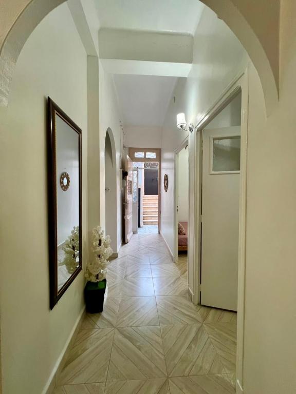 ein Flur mit einem Torbogen in einem Haus mit einem Flur in der Unterkunft Ariam in Annaba
