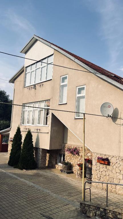 ein Gebäude mit einer Straßenlaterne davor in der Unterkunft У Палыча in Cahul
