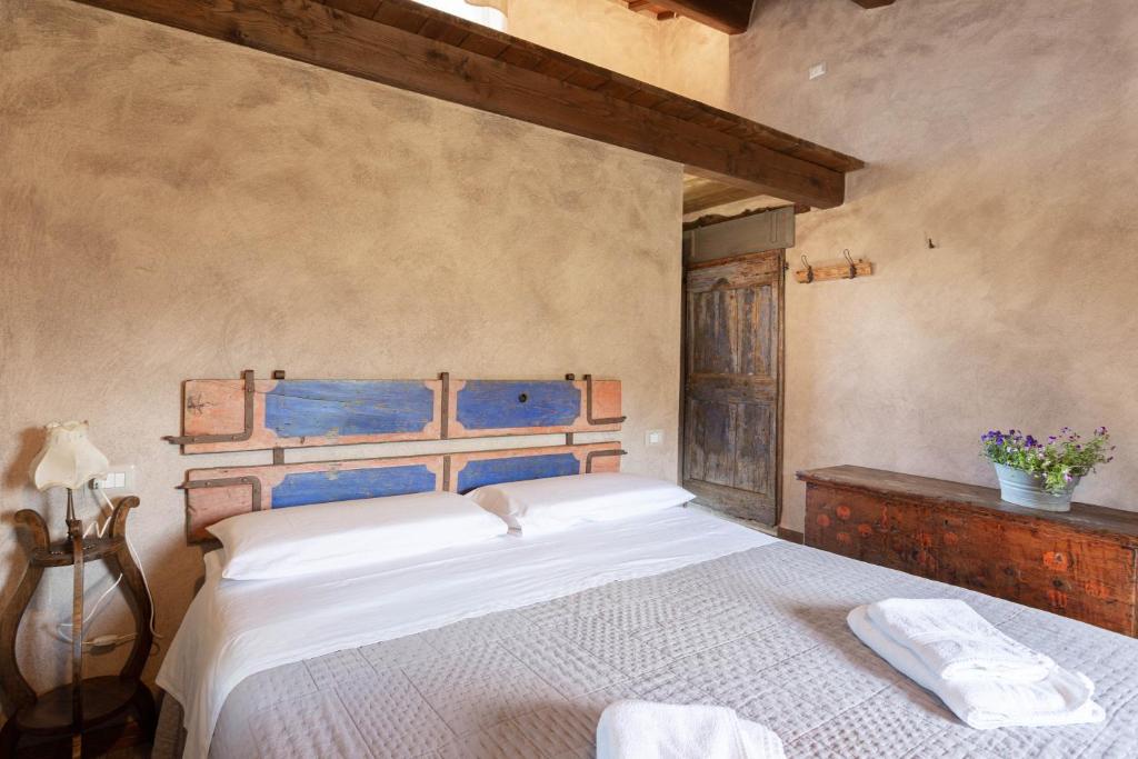 ein Schlafzimmer mit einem Bett, auf dem zwei Handtücher liegen in der Unterkunft Borgofortino in Montefortino