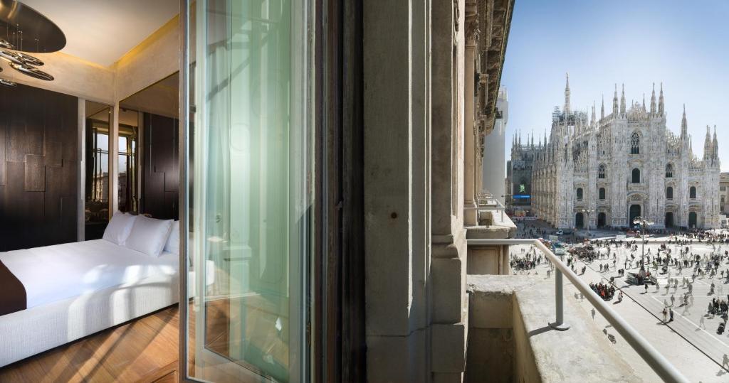 Postel nebo postele na pokoji v ubytování The Glamore Milano Duomo