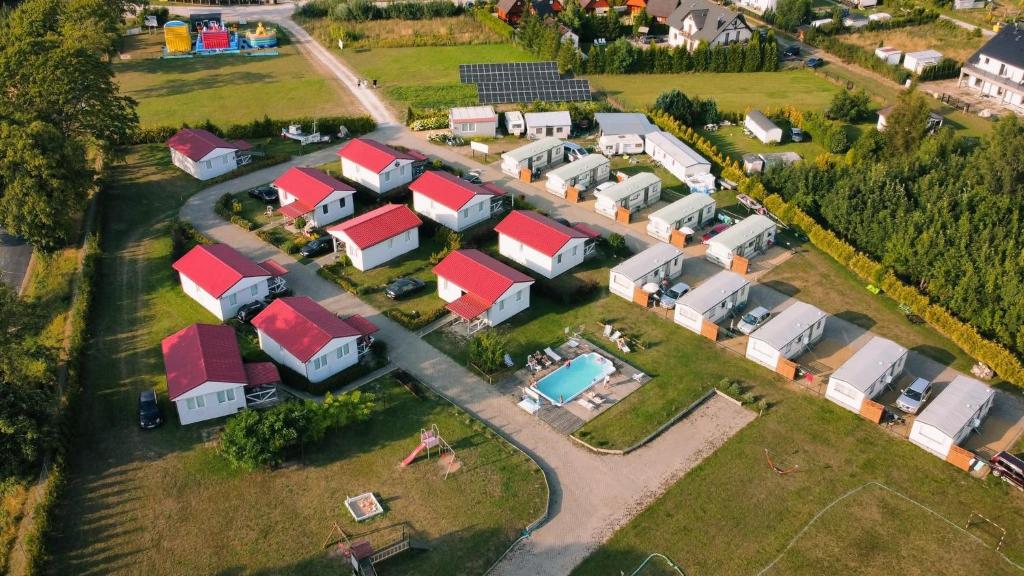 eine Luftaufnahme einer Häusergruppe in der Unterkunft Cuma Camp in Sarbinowo