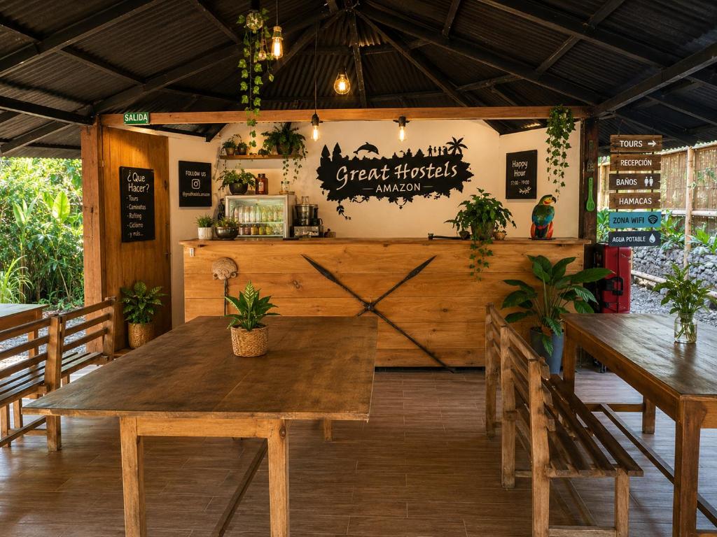 ein Restaurant mit Tisch, Stühlen und einer Theke in der Unterkunft Great Hostels Amazon in Puyo