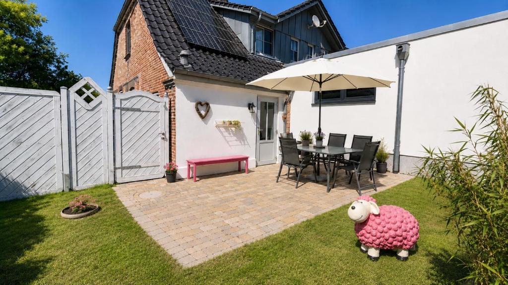 a toy sheep in the yard of a house at Ferienwohnung Sonnentraum in Bannesdorf