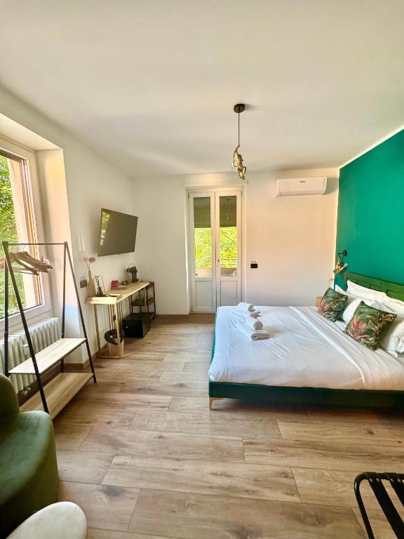 a bedroom with a bed and a green wall at Escape Room 04 in Tirano