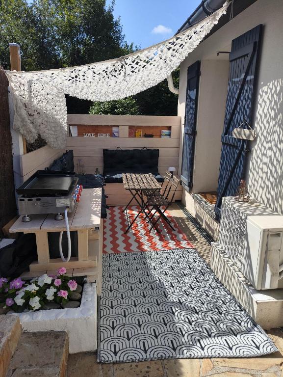 a patio with a table and a grill on a house at Nahia Etxea agréable maison de 3 chambres in Ciboure