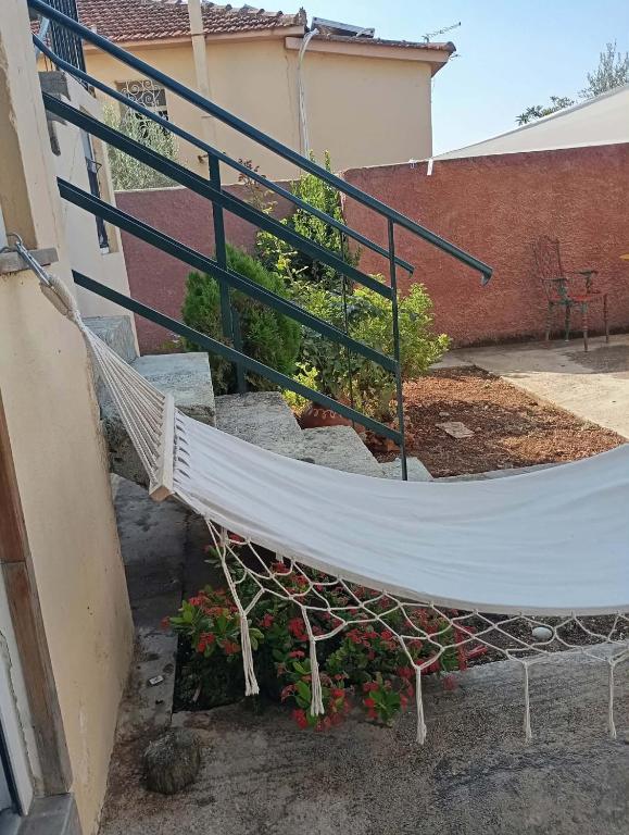eine Hängematte in einem Garten neben einem Gebäude in der Unterkunft Kokkooning in Kokóni