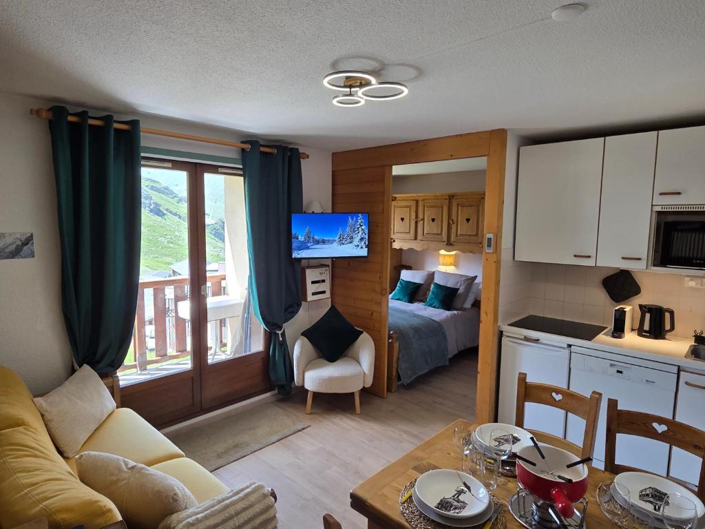 Val Thorens, Ski-in Ski-out 1 bedroom Apt for 4 with Fiber, South-facing & Mountain Views