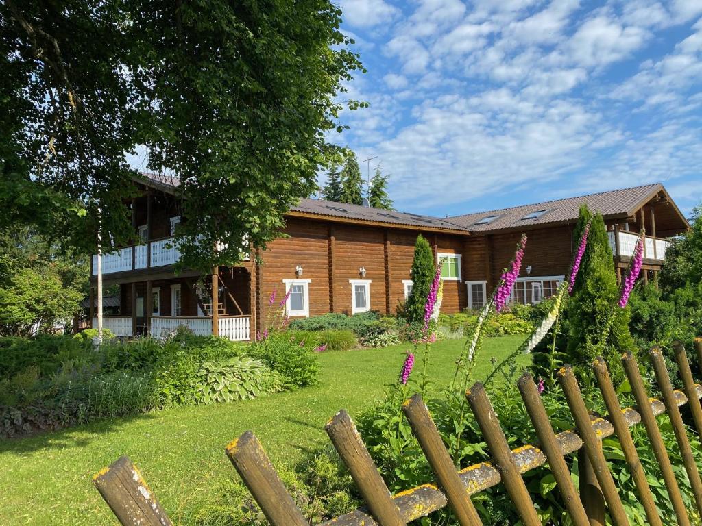 a house with a fence in front of a yard at Külalistemaja Vehendi Motell in Vehendi