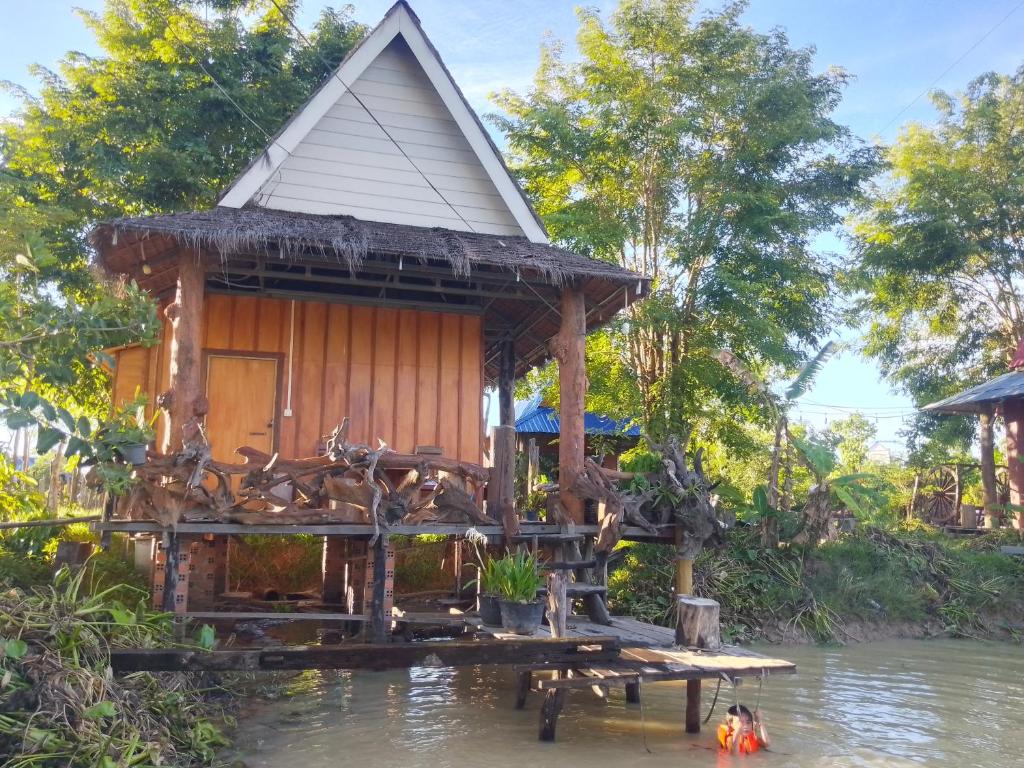a small house on a raft in the water at Meta Homestay in Phumĭ Puŏk Chăs