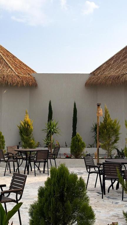 a group of tables and chairs in a courtyard at شاليهات رفا in Taif
