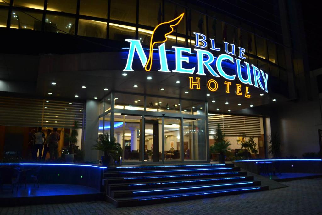 une enseigne bleue d'hôtel Mercury devant un bâtiment dans l'établissement Blue Mercury Hotel, à Erbil