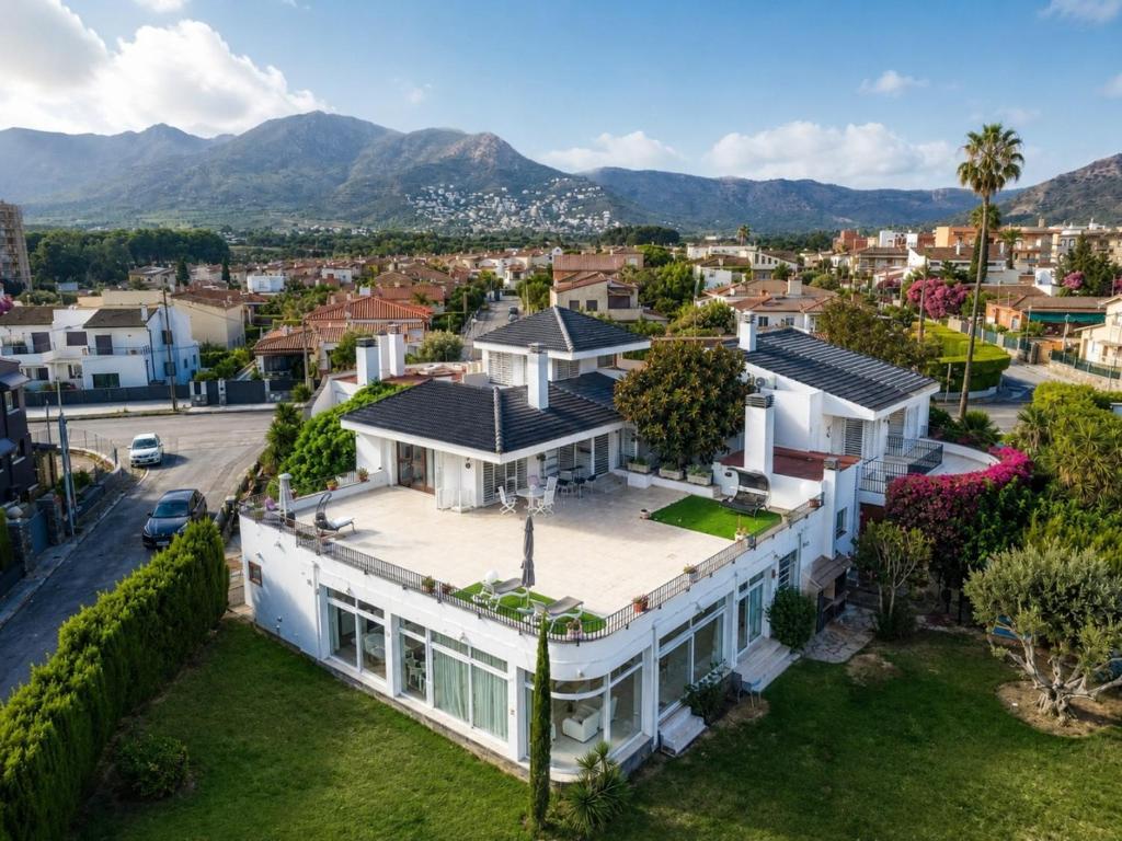 Villa Bella - Exclusive Roses Retreat