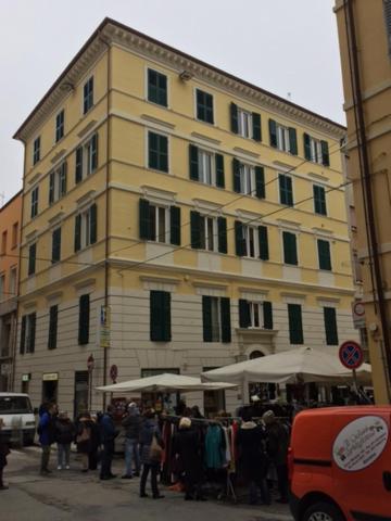 un grupo de personas de pie en frente de un edificio en Affittacamere Euro, en Ancona