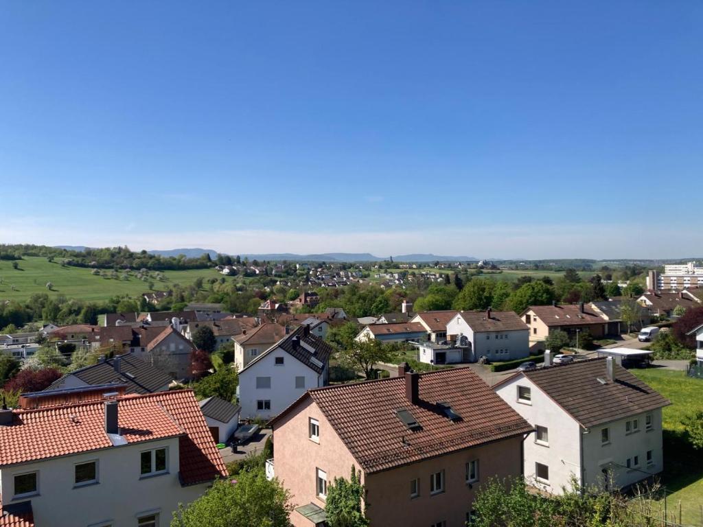Blick auf eine kleine Stadt mit Häusern in der Unterkunft Alb-Blick in Göppingen