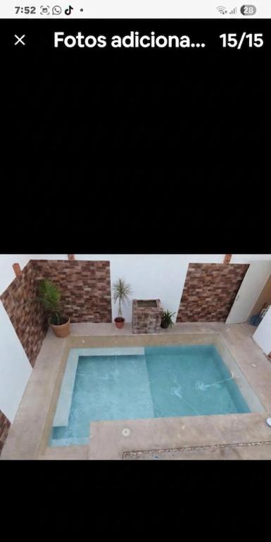 ein Bild von einem Schwimmbecken mit einem Bild in der Unterkunft Casa Las Brisas in Progreso