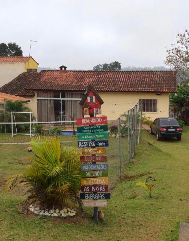a street sign in front of a house at Chácara Nunes in Ibiúna