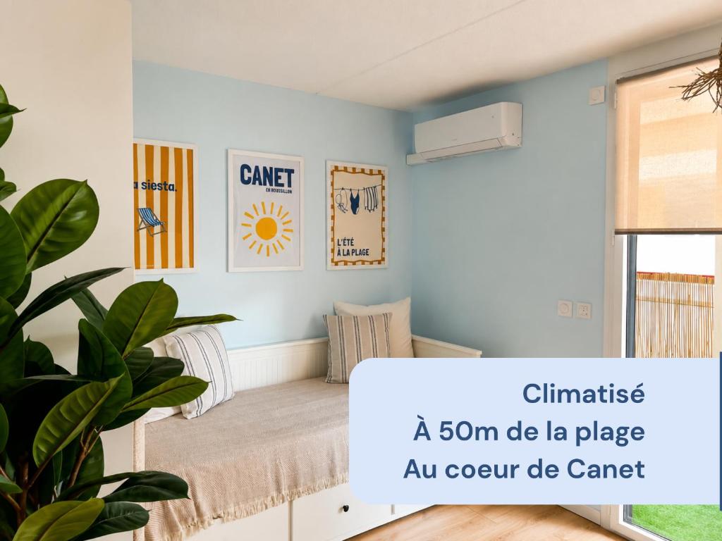 a room with a couch and a window at Résidence de Noëlle in Canet-en-Roussillon