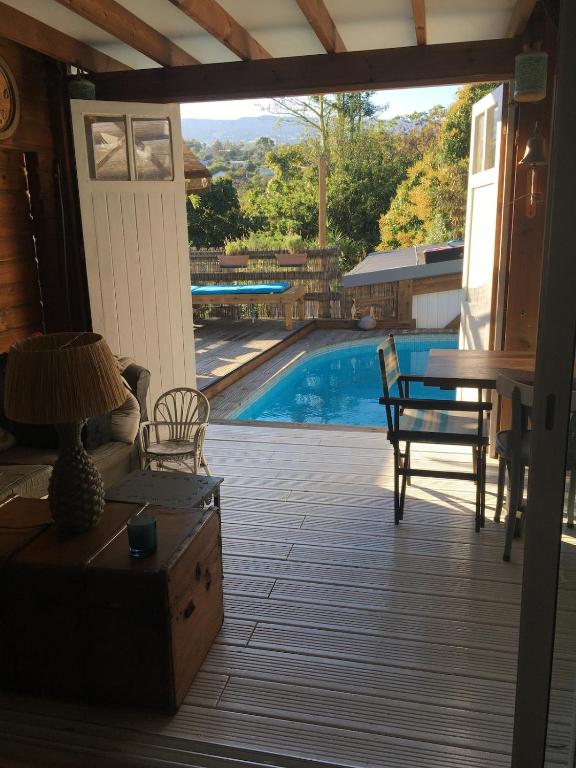 a screened in porch with a view of a swimming pool at L'Escale Cosy in Saint-Paul