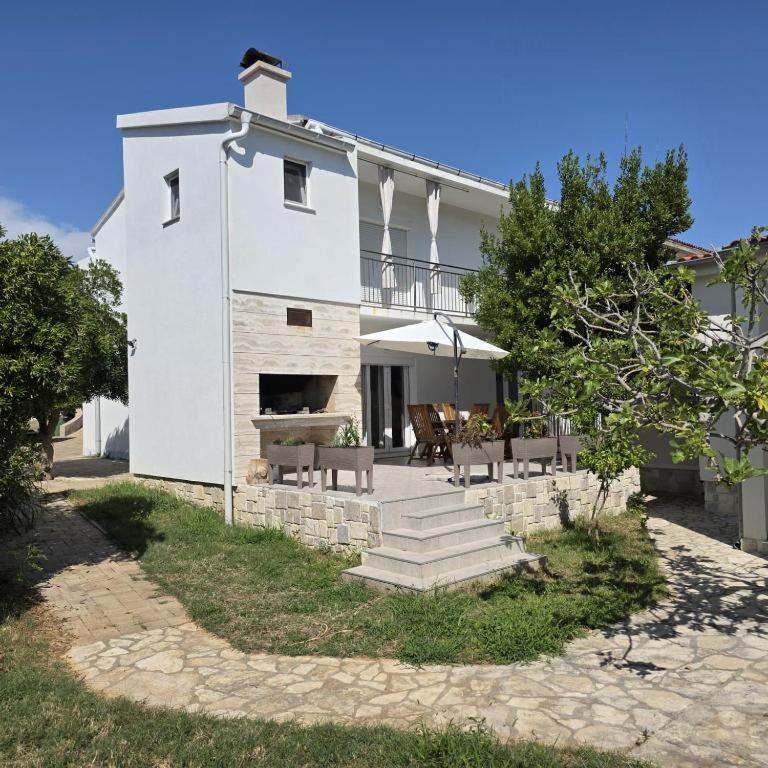 Apartment near city center - free parking - private terrace ''Matea 2''