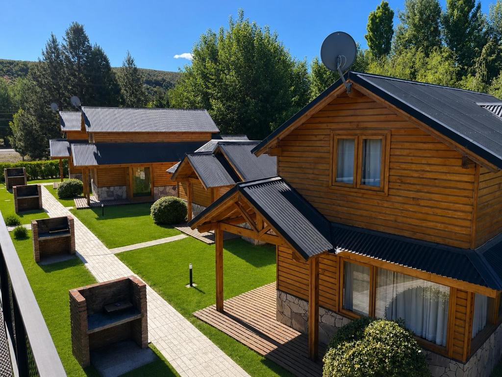 an overhead view of a house with a yard at Illihue - Cabañas, Hostería & Spa in Junín de los Andes